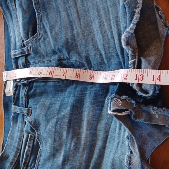 sneek peek dark wash pair of shorts. Freyed hems even. Size medium. - Picture 8 of 9